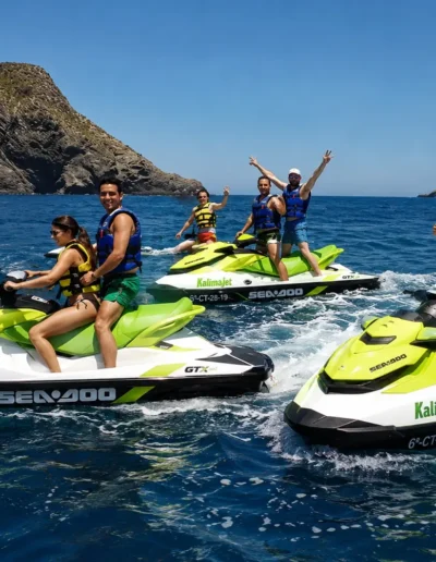 Grupo disfrutando de una ruta en moto acuática